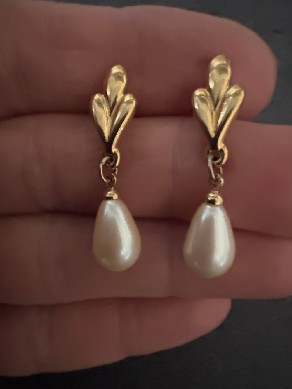 TRIFARI 60s VINTAGE GOLD-TONE TEARDROP FAUX IVORY PEARL DANGLE POST 1.3"EARRINGS